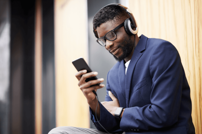 Man wearing headphones © Anton/stock.adobe.comm